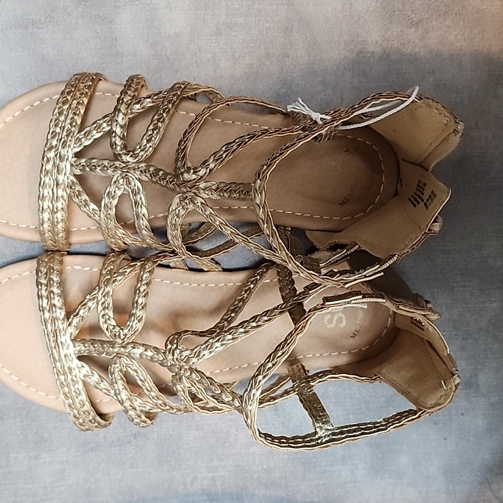 SO sandals girls. Gold Size 5